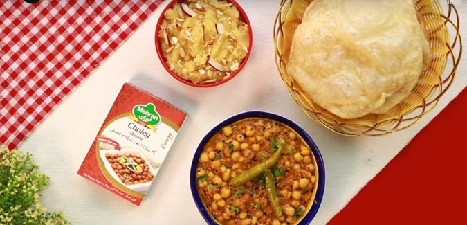 Suji Halwa With Puri